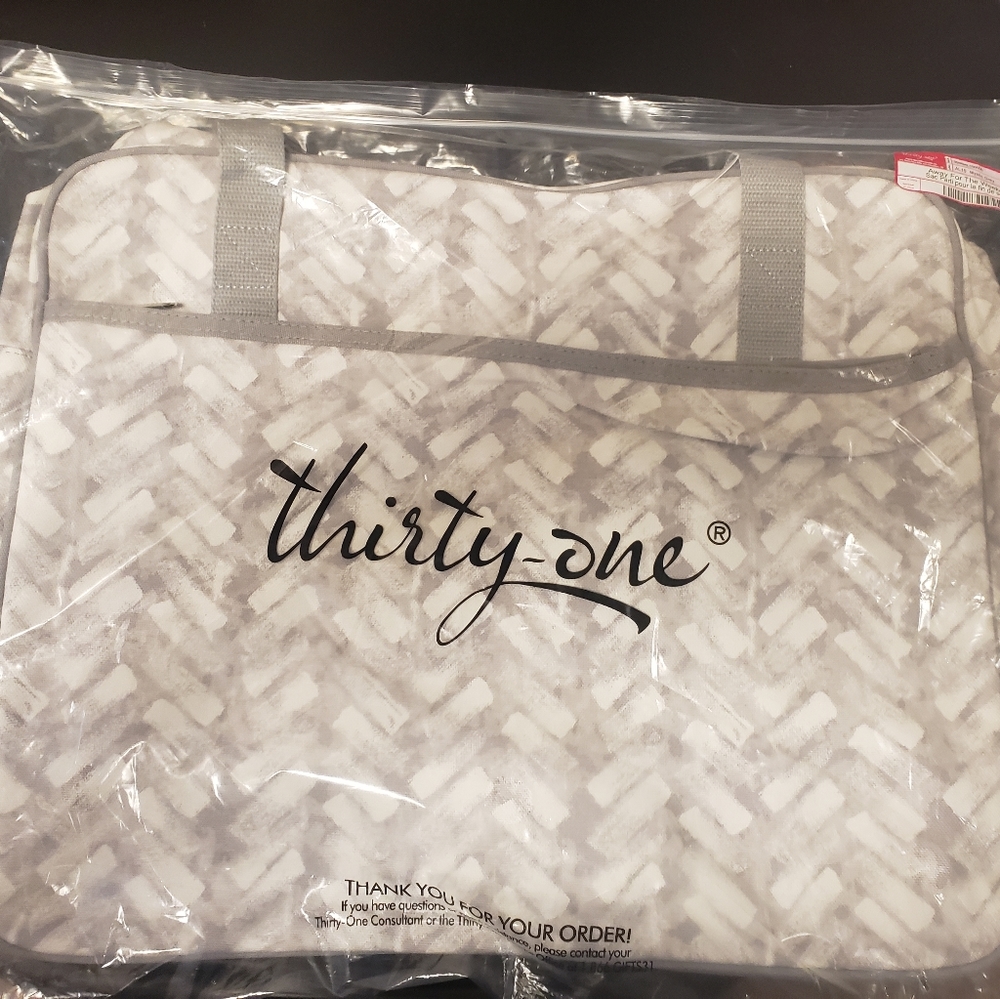 NEW!  Thirty-one Away for the Weekender color Mystic Gray